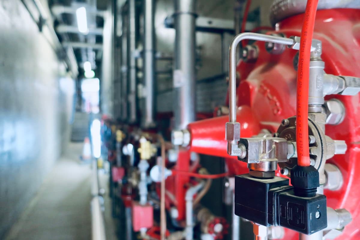 Profissional realizando inspeção de prevenção contra incêndio em sistema de sprinklers