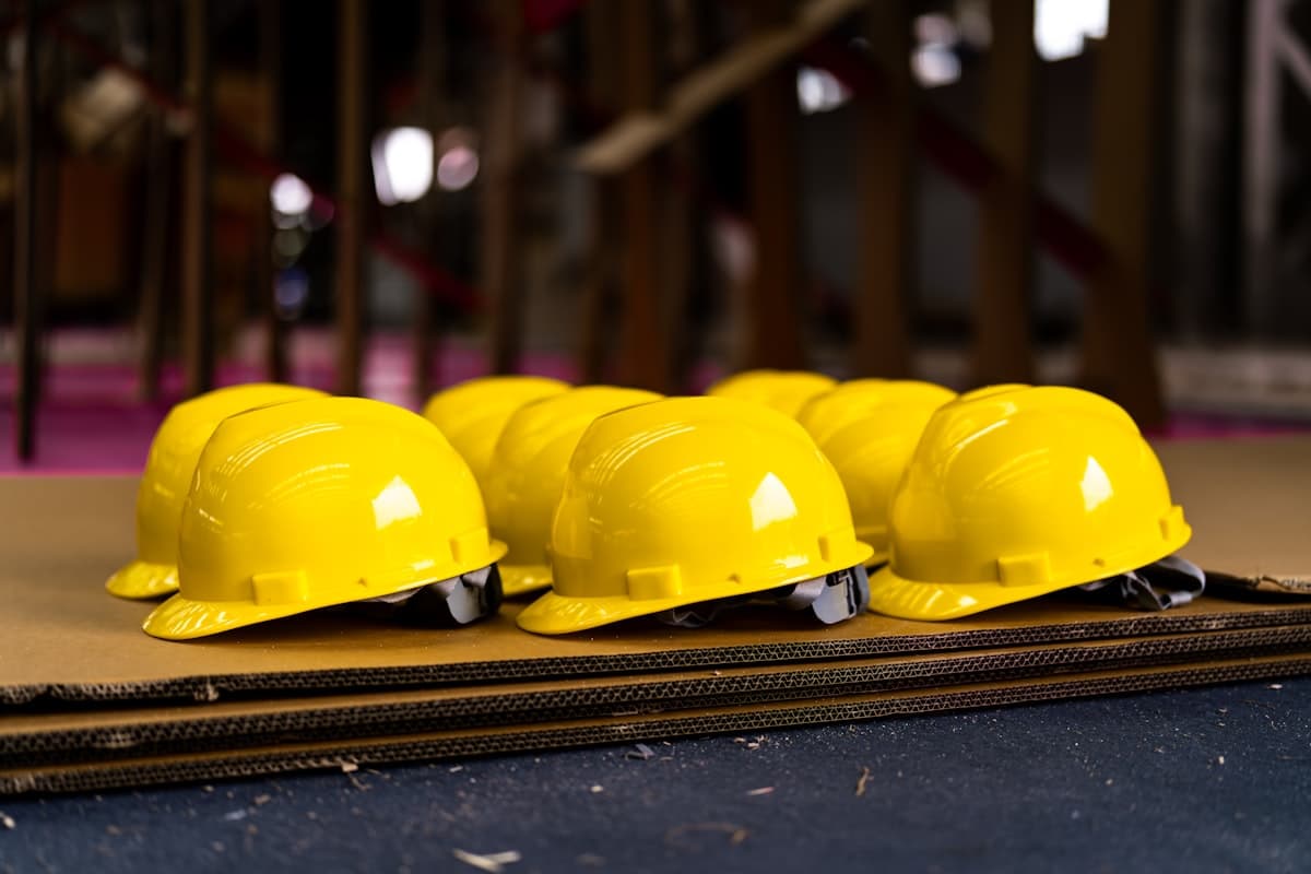 Conjunto de capacetes de segurança amarelos organizados para distribuição